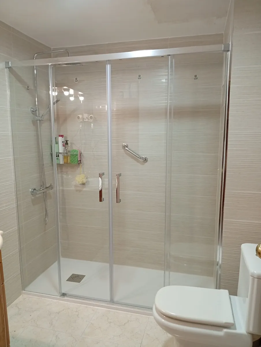 Ducha con mampara corredera y revestimiento beige
